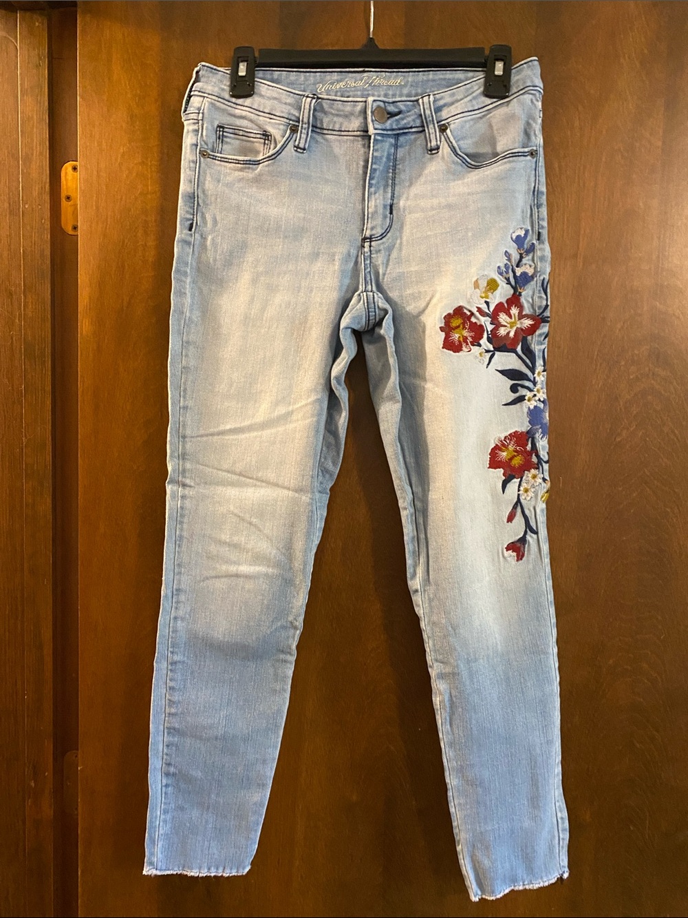 UNIVERSAL THREAD light wash embroidered denim jeans. Gorgeous floral stitching.
